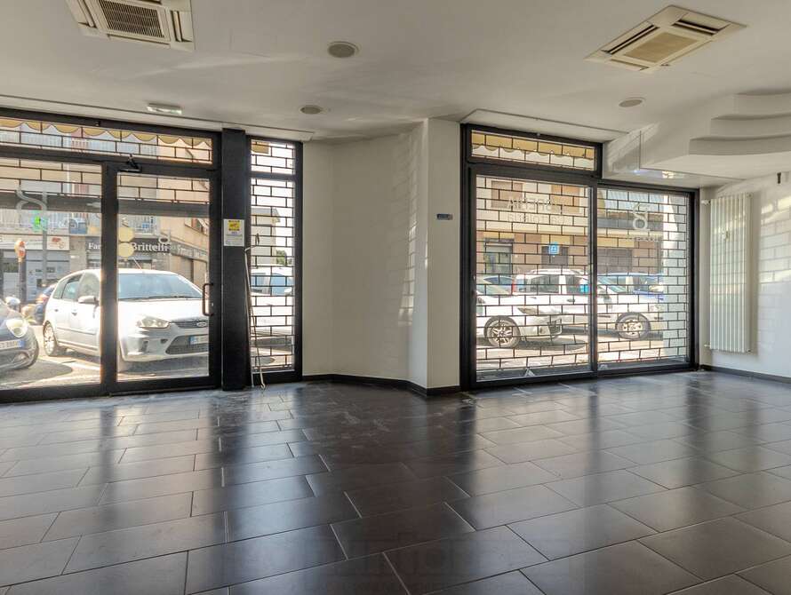 show room di 1 locali a meda