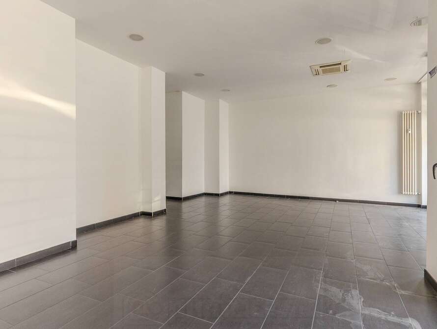 show room di 1 locali a meda