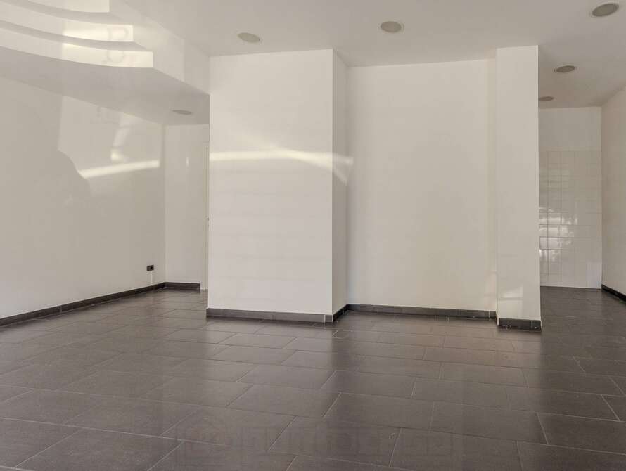 show room di 1 locali a meda