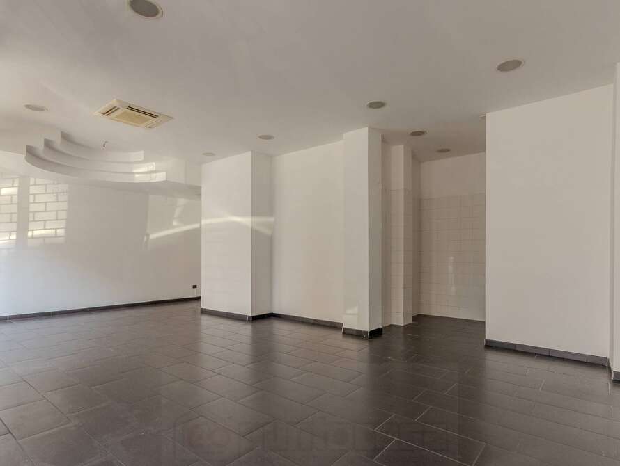 show room di 1 locali a meda