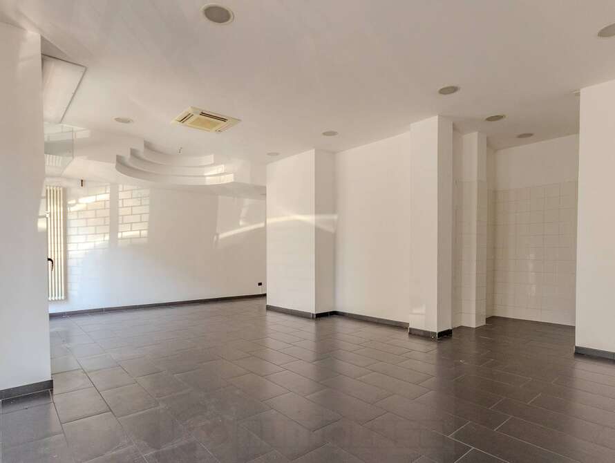 show room di 1 locali a meda