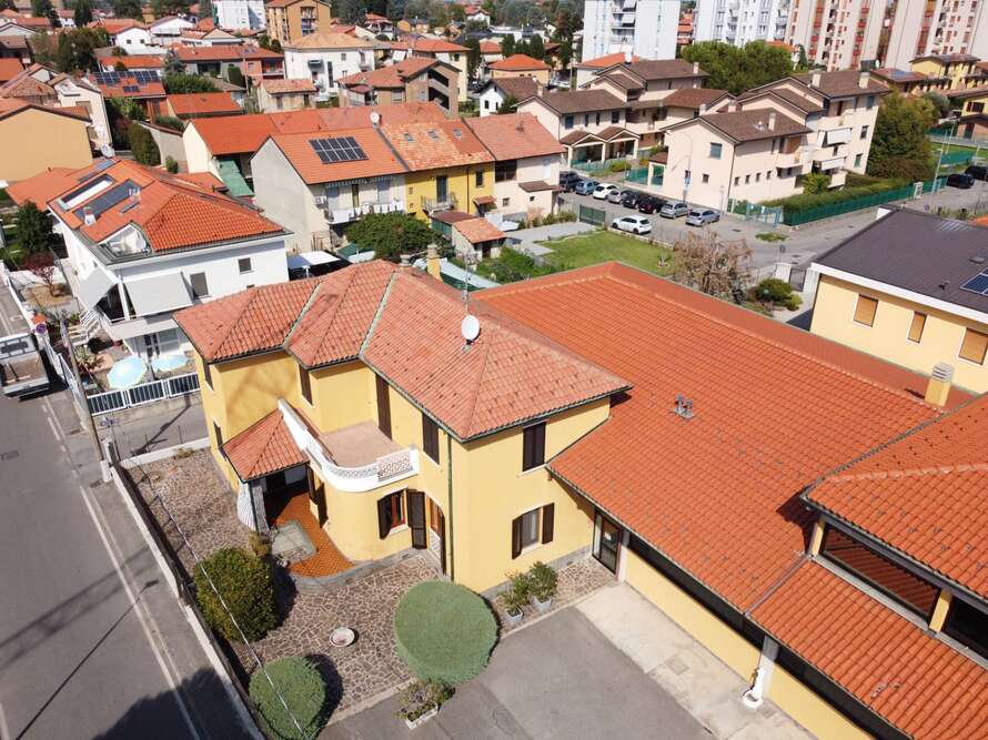 villa con deposito