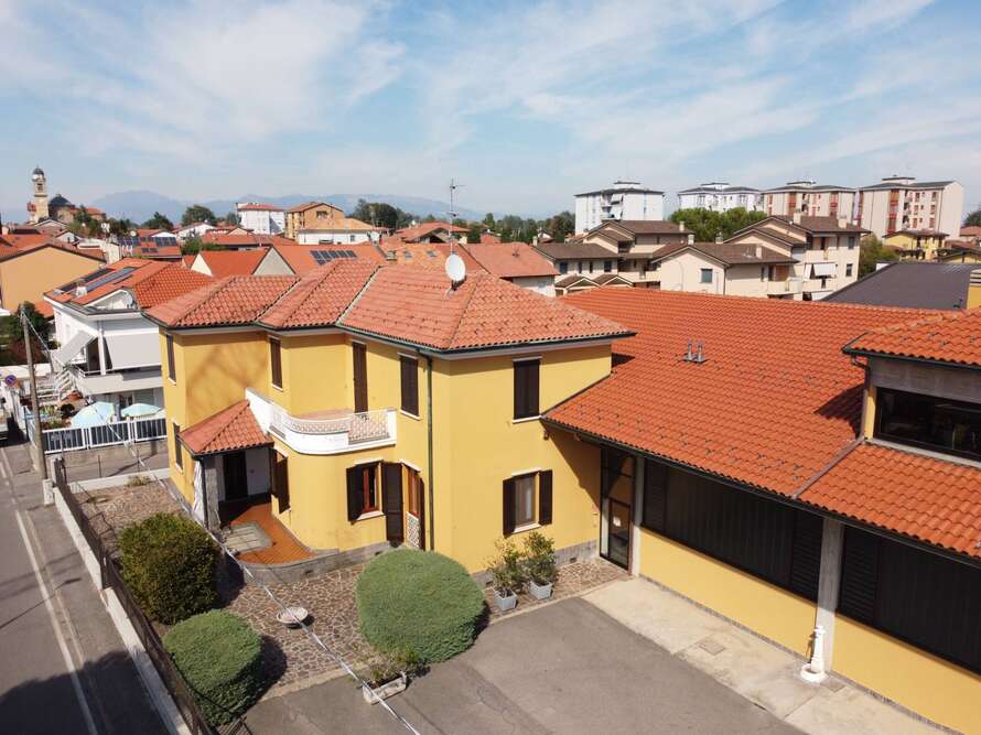 villa con deposito