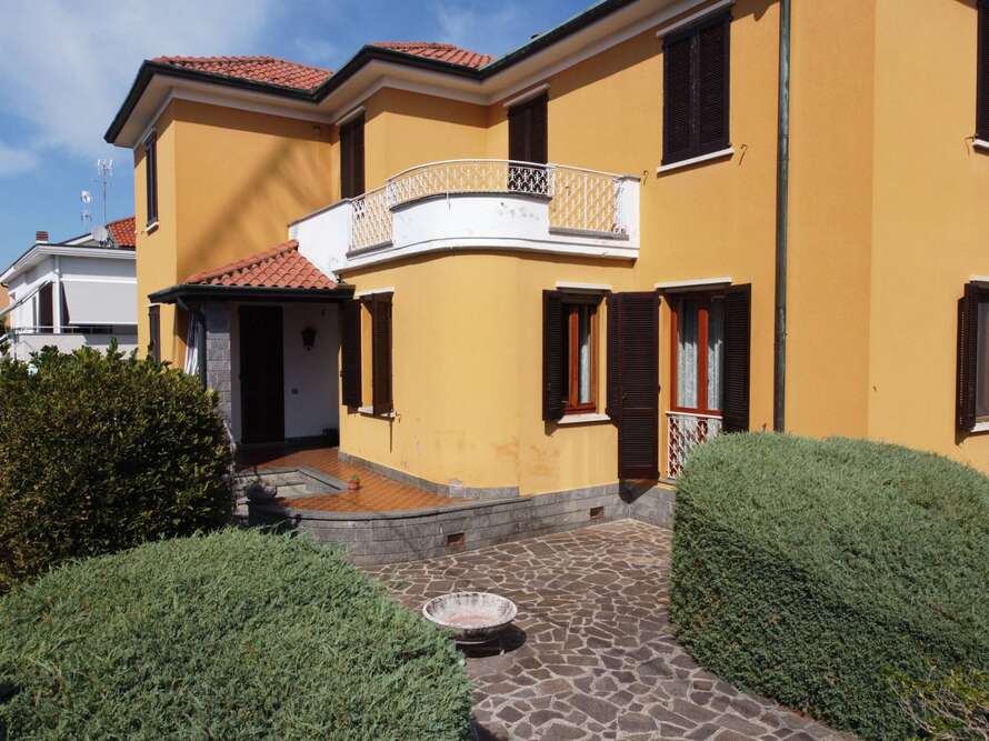villa con deposito