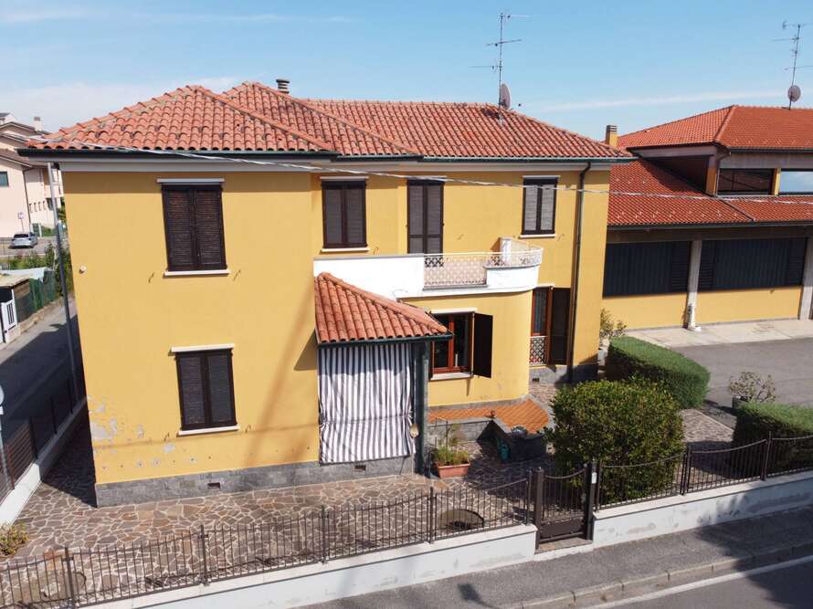 villa con deposito