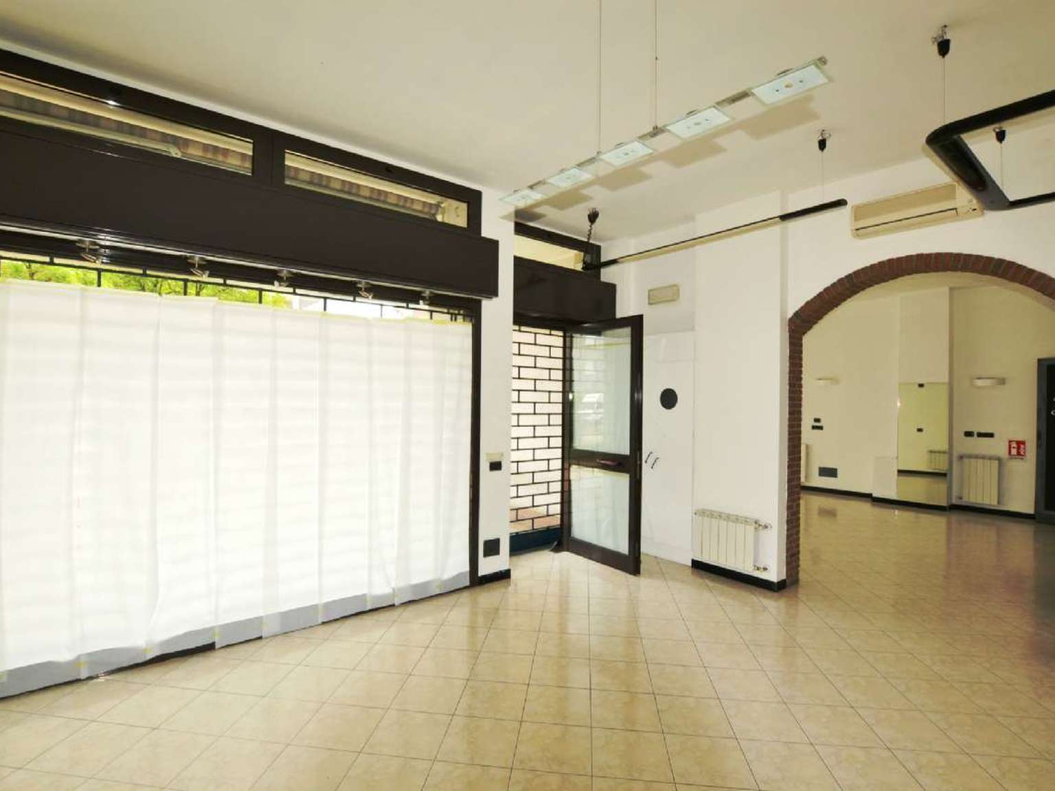 Negozio in Affitto, 0 locali a Caponago