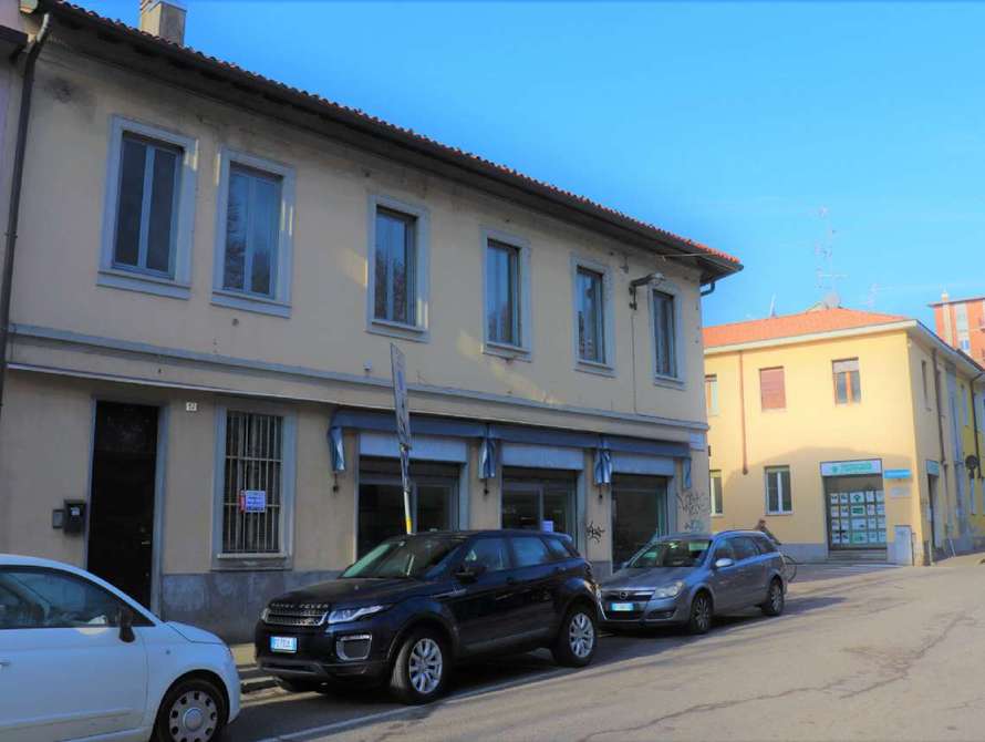 concorezzo centro intero stabile negozio e appartamento