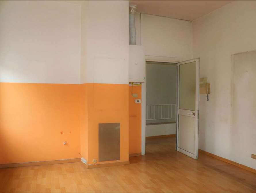 concorezzo centro intero stabile negozio e appartamento