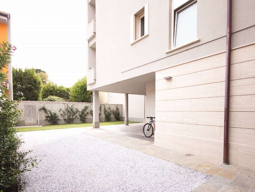 seregno centro signorile trilocale con terrazzo e box